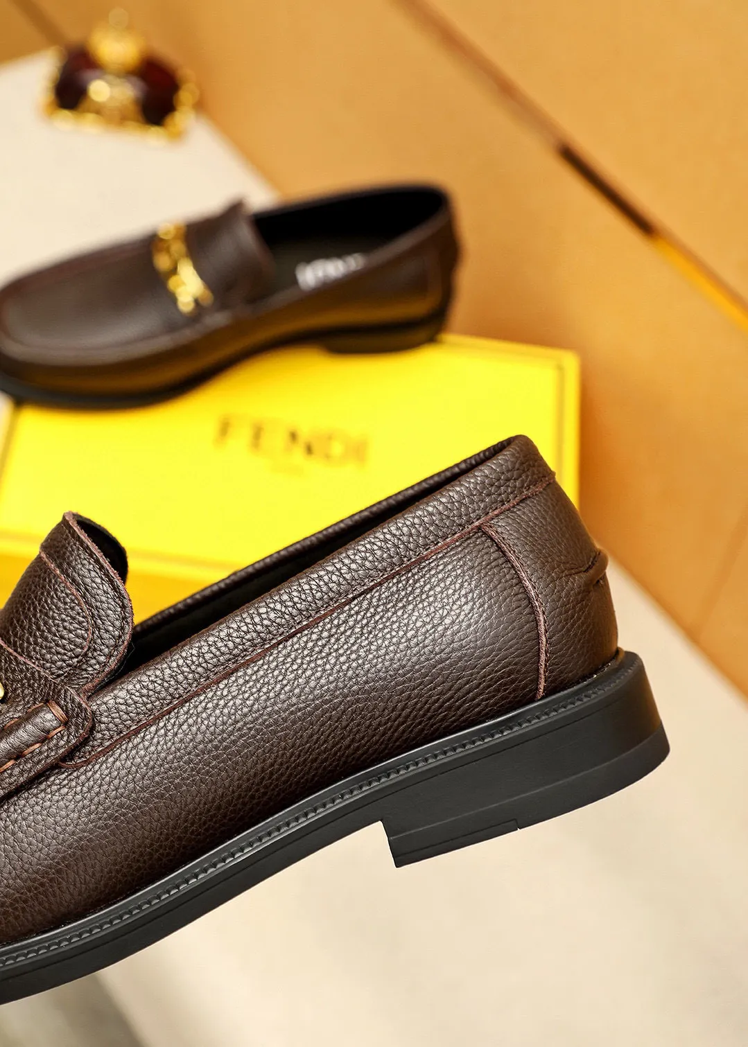 Men's shoes 💰460 💐 Product trademark: FENDI [Fendi] casual leather shoes Regular size: 38-44 (45🉑️customized) Product materials: Selected imported first-layer pebbled cowhide leather upper + luxury hardware buckle, imported cowhide lining. Strong three-dimensional visual effect, rubber outsole Color: 3⃣️colors available